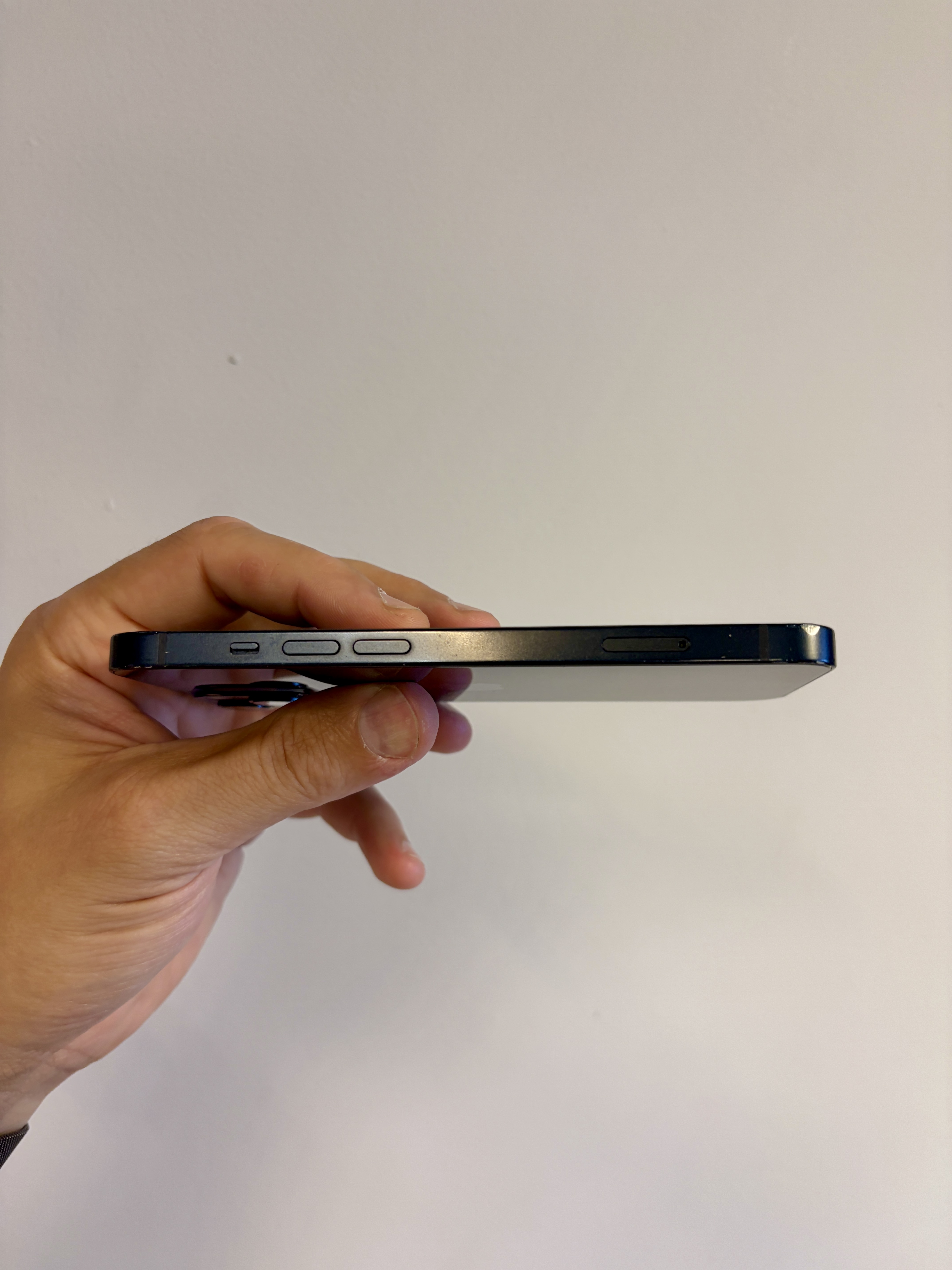 The Apple iPhone 13 Midnight 128GB 100 Percent Battery Health Non Genuine Battery - Product View 7 available from Rouge Technologies