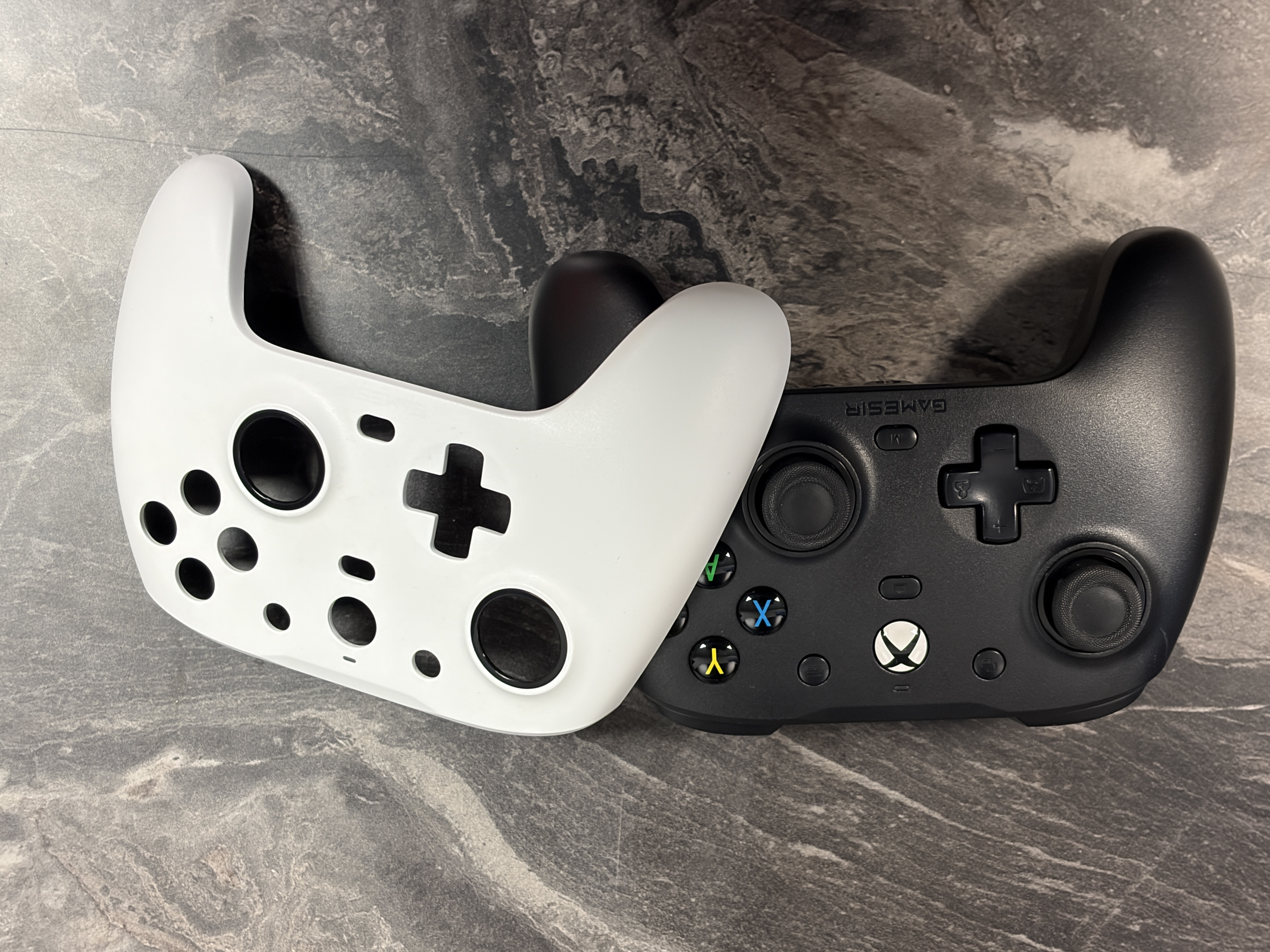 The GameSir G7 SE Black and White Cover Wired Controller for Xbox Series X S One PC - Product View 11 available from Rouge Technologies